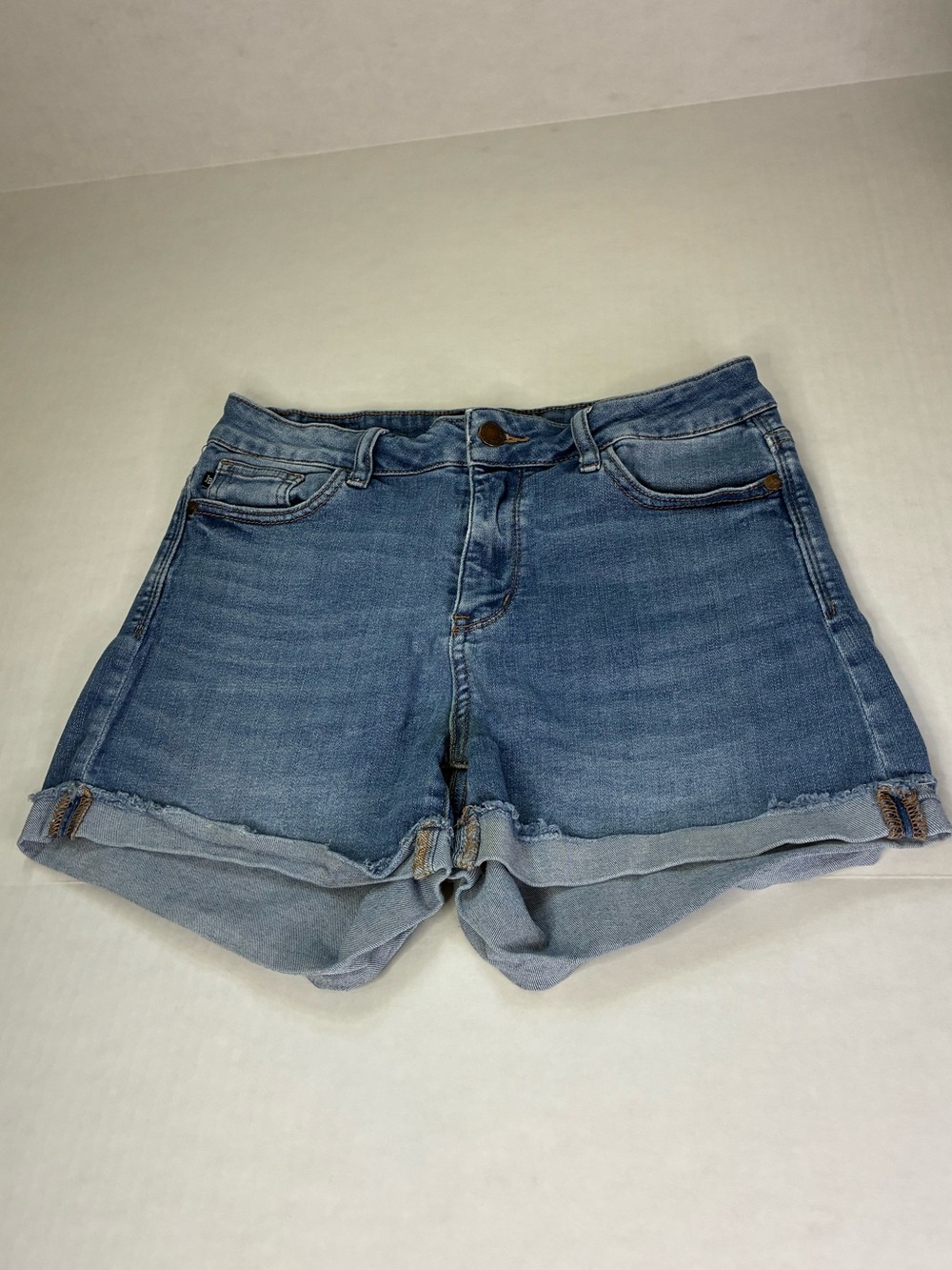 Judy Blue Mid Rise Shorts Rolled-Hem Boho Retro Stretch Light Blue Denim Medium